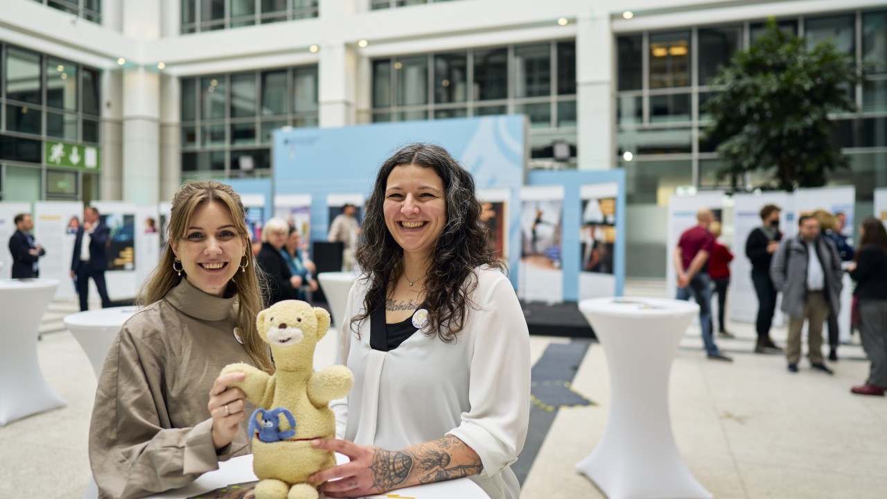 Die beiden Projektmitarbeiterinnen präsentieren die Fluffi-Handpuppe