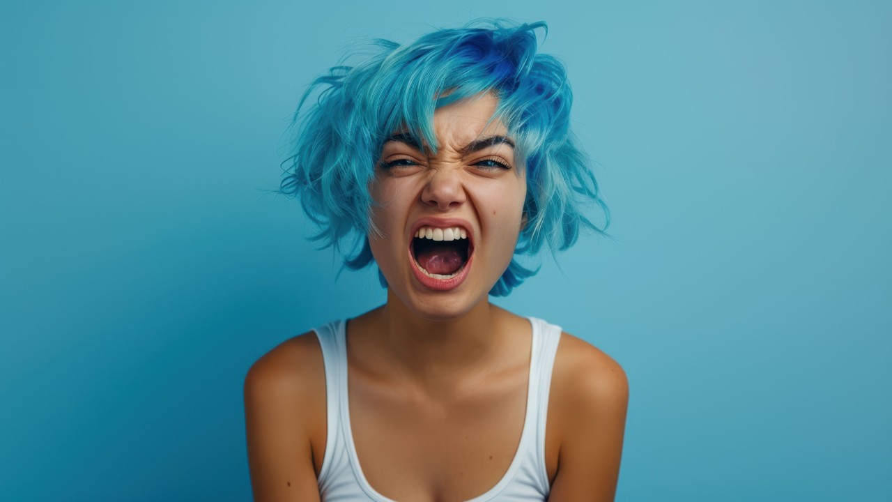 Junge Frau mit blauen Harren schreit laut
