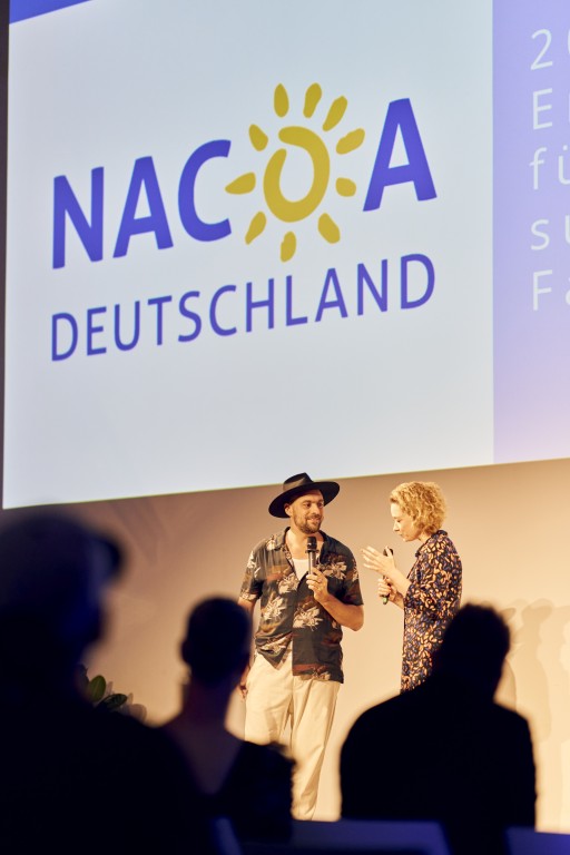 NACOA Schirmherr Max Mutzke im Gespräch mit Christina Rubarth von der NACOA Öffentlichkeitsarbeit.